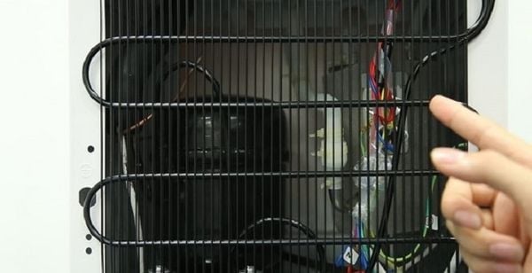 Dàn lạnh tủ lạnh bị đóng một lớp tuyết dày đặc, cản trở luồng không khí