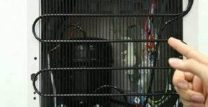 Kỹ thuật viên đang kiểm tra khu vực máy nén của tủ lạnh Samsung